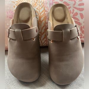 NWOB Project Cloud Benton Taupe Footbed Clogs. Women's Size: 8.5.